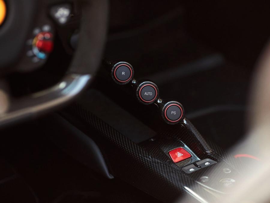 Детали интерьера Ferrari LaFerrari Aperta 2017 года  (фото 29 из 36)